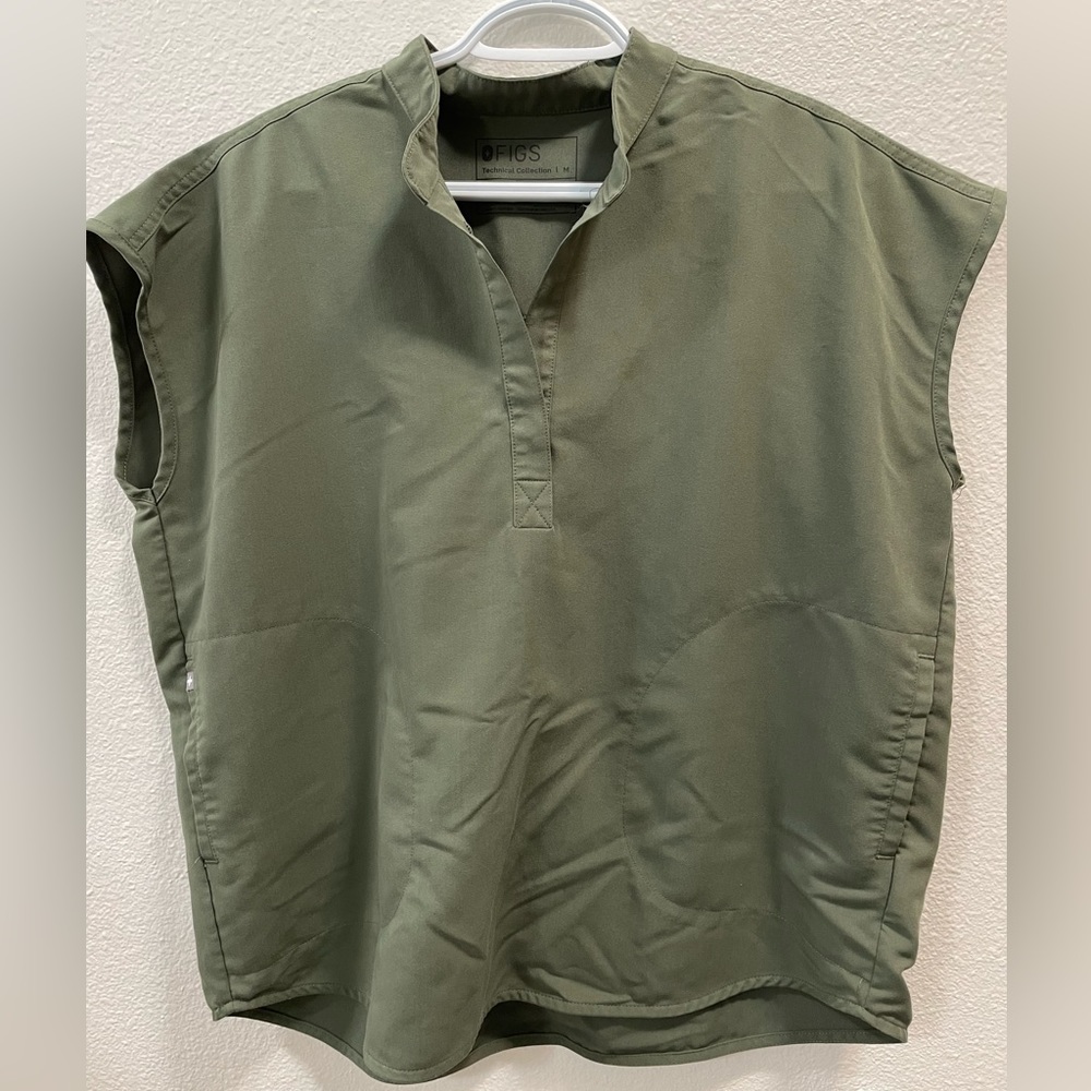 Figs Scrub Set. Dark olive color. Top:M. bottom LP